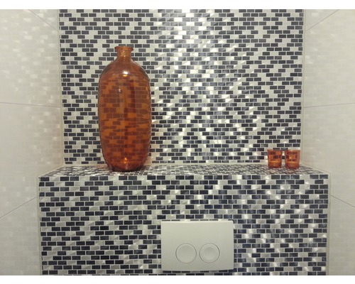 Dekorative Glasmosaikwand mit brauner Vase und Spülkasten