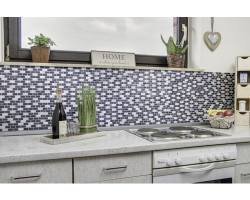 Küchenszene mit Mosaikfliesenwand, Herd und Dekoration