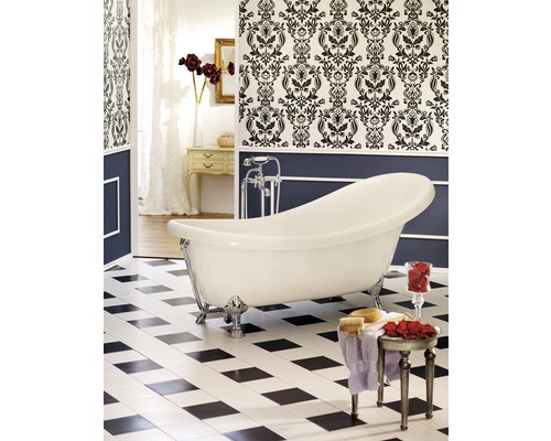 Salle de bains avec baignoire îlot, papier peint à motifs et carrelage en damier
