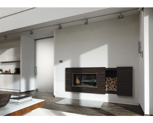 Salon moderne avec cheminée, étagère à bois et porte coulissante