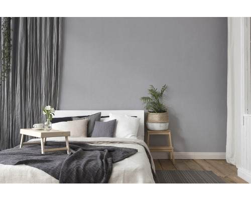 Chambre lumineuse avec lit, table de chevet et décoration