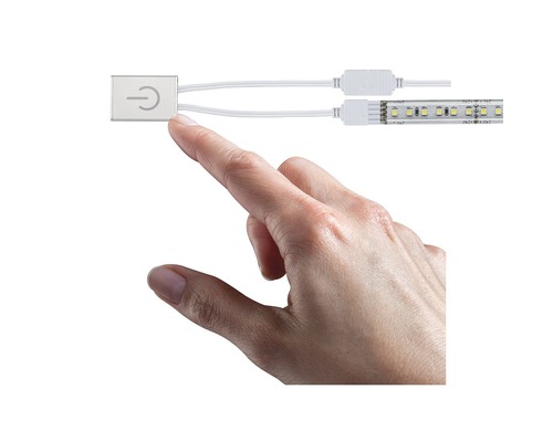Eine Hand berührt einen Schalter für LED-Streifen.