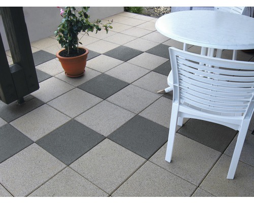 Terrasse avec dalles de pavage carrées en béton, mobilier de jardin et plante