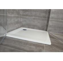 Receveur de douche rectangulaire en acrylique avec garniture d''écoulement dans une salle de bains avec carrelage gris