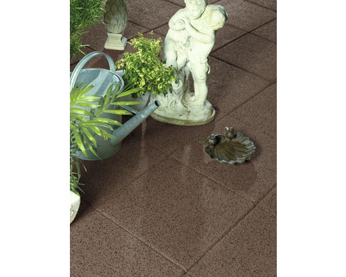 Pavés bruns dans un espace de jardin avec décorations telles qu''un arrosoir et une statue