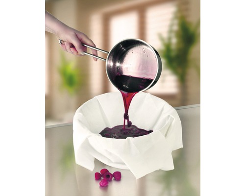 Konfitüre wird durch ein Tuch in ein Gefäss gegossen.