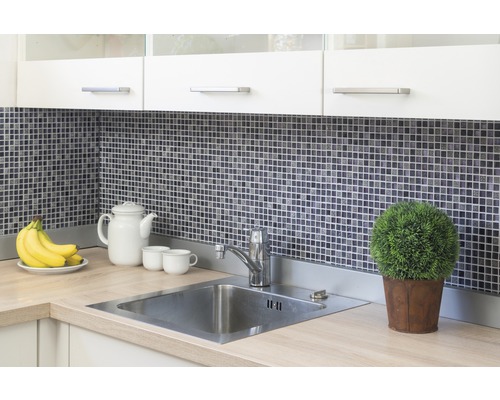 Évier de cuisine avec robinet, carreaux de mosaïque et décoration