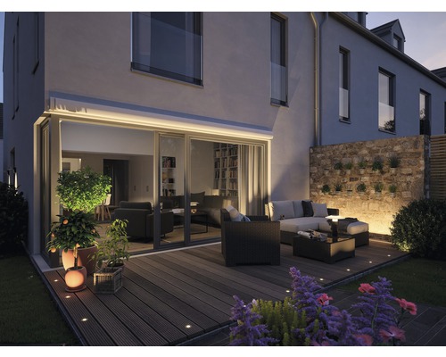 Terrasse avec mobilier de jardin et éclairage sur la maison