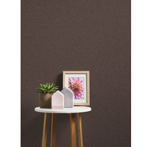 Gros plan d''un papier peint textile marron servant de fond à une petite table avec décoration
