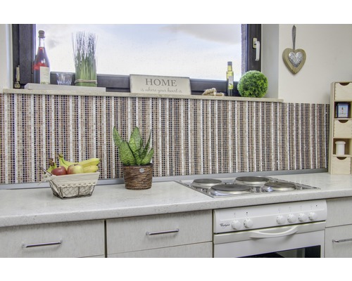 Scène de cuisine avec mur en mosaïque, corbeille de fruits et cuisinière