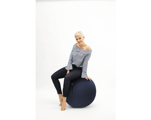 Femme assise sur un ballon de gymnastique.