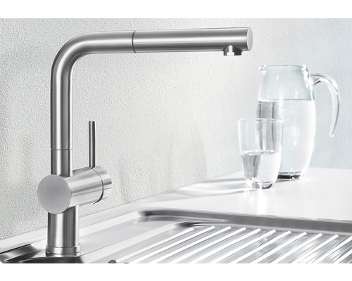 Robinet de cuisine en acier inoxydable à côté de l''évier et du pichet d''eau