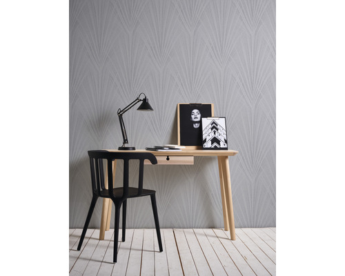 Arbeitszimmer mit Schreibtisch, Stuhl, Lampe und gemusterter Tapete