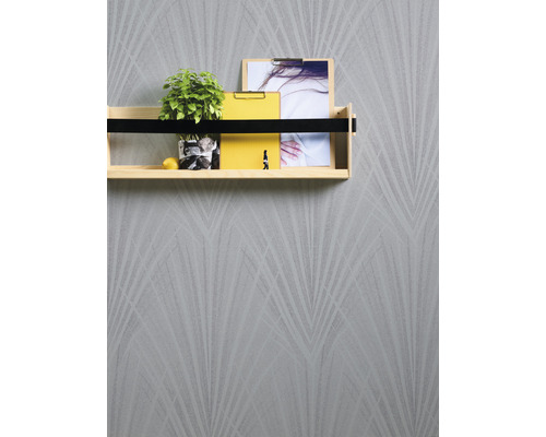 Wandregal mit Dekoration an einer gemusterten Wand