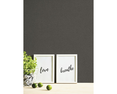 Papier peint avec plantes, cadres avec inscriptions et citrons verts sur une table