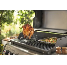 Gegrilltes Hähnchen auf einem Grill mit Gemüsebeilage