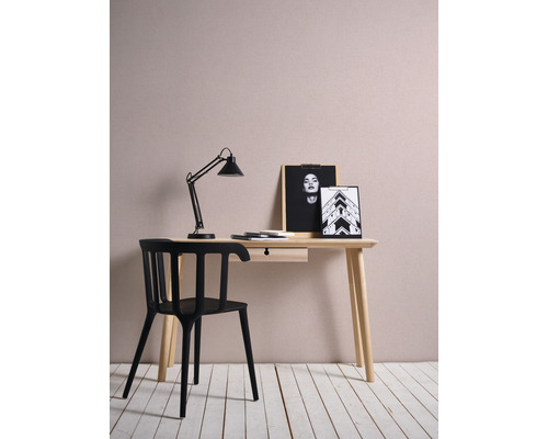 Schreibtisch mit Schublade, Schreibtischlampe und schwarzem Stuhl