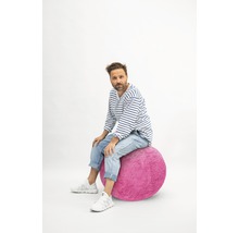 Homme assis sur un ballon de gymnastique