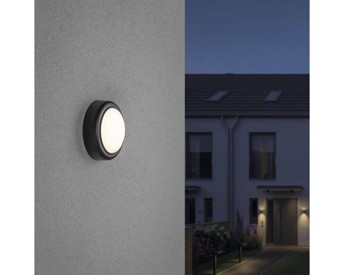 Applique murale ronde sur le mur d''une maison