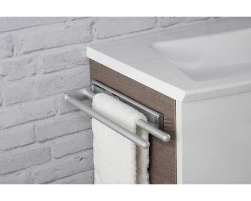 Porte-serviettes à deux barres sur un lavabo avec serviette