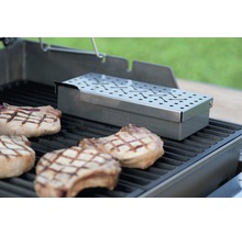 Logo Weber boîte à fumer avec des côtelettes de porc sur une grille de barbecue