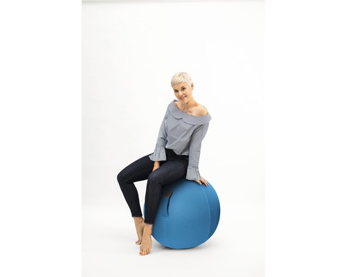 Femme assise sur un ballon de gymnastique bleu