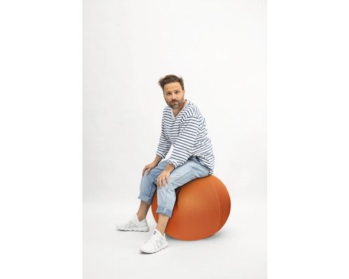 Homme assis sur un ballon de gymnastique