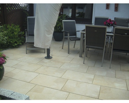 Terrasse avec table de jardin, chaises et parasol