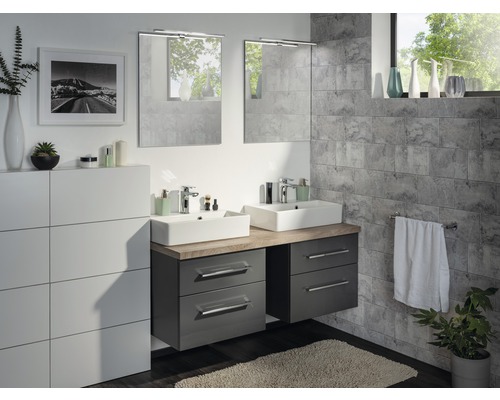Salle de bains moderne avec double lavabo, miroirs et carreaux gris