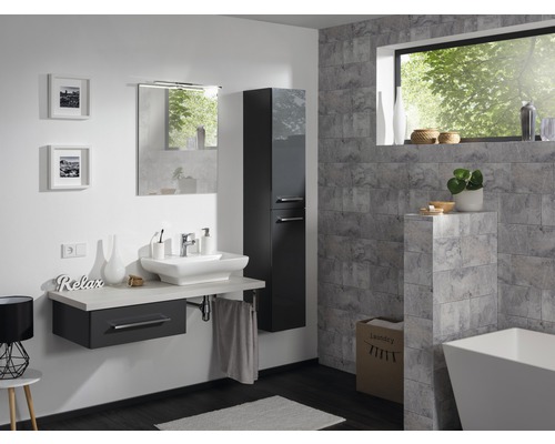 Salle de bain avec lavabo, miroir, armoire suspendue et baignoire au design moderne