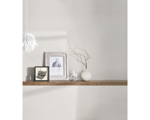 Wohnraum mit Regalboden, Dekoration und Tapete