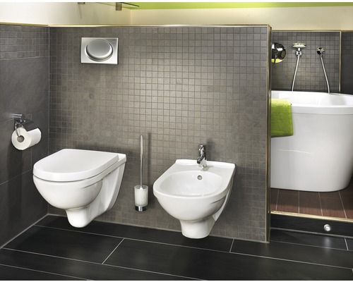 Salle de bains avec WC suspendu, bidet et baignoire