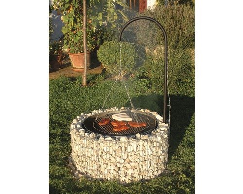 Gril en gabion avec des aliments grillés dans le jardin