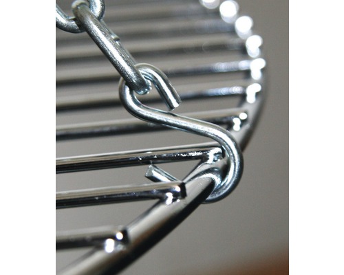 Gros plan d''une grille de barbecue avec une chaîne et des crochets pour la suspendre.