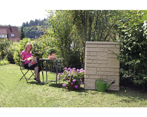 Scène de jardin avec récupérateur d''eau, table de jardin, chaise et femme