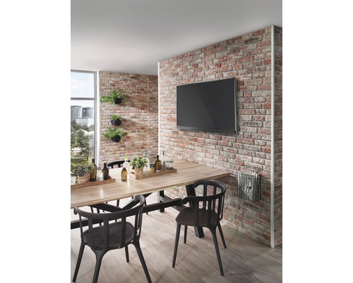 Salle à manger avec mur en briques, table à manger et télévision