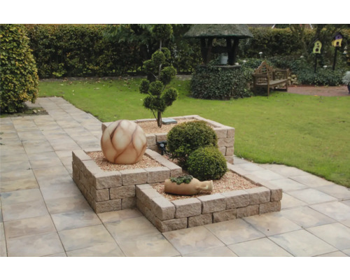 Jardin décoratif avec pavés, plantes et décorations de jardin