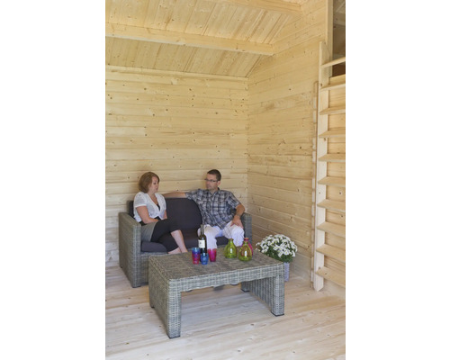 Intérieur d''une maison en bois avec coin salon et table