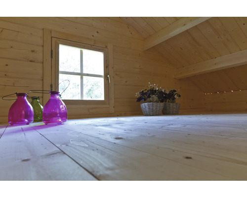 Vue intérieure d''une cabane de jardin avec fenêtre, bouteilles décoratives et paniers à plantes