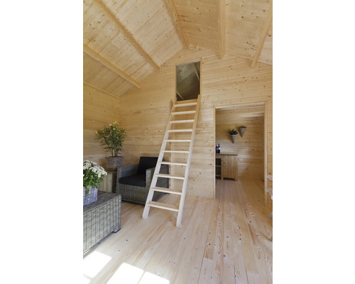 Vue intérieure d''une maison en bois avec une échelle menant au grenier, un fauteuil et une table
