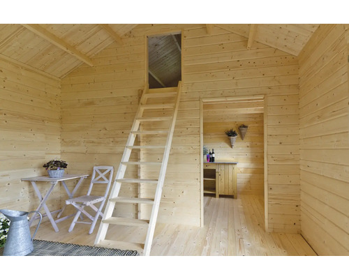 Vue intérieure d''une maison en bois avec échelle, table et chaise