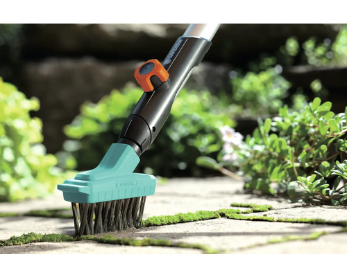 Gardena Fugenbürste mit Stahlborsten im Einsatz zur Moosentfernung auf Steinplatten