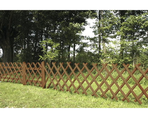 Clôture en bois dans le jardin