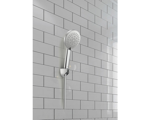 Handbrause an einer Wand mit rechteckigen Fliesen