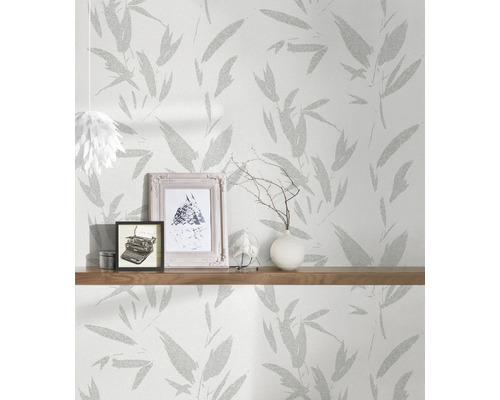 Décoration murale avec papier peint et motif de feuilles dans le salon.