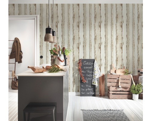 Cuisine avec îlot de cuisine, caisses en bois et papier peint à l'aspect bois