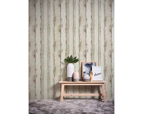 Décoration murale avec papier peint imitation bois, décoration et petite table