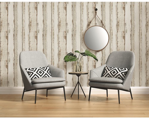 Aménagement de salon avec deux fauteuils, table d'appoint, miroir et papier peint à panneaux de bois