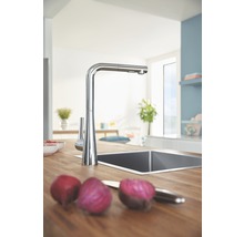 Küchenszene mit Spültischarmatur und Gemüse auf einer Arbeitsplatte