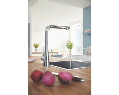 Küchenszene mit Spültischarmatur und Gemüse auf einer Arbeitsplatte